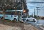 Ônibus colide com poste e duas pessoas ficam feridas na zona norte de Porto Alegre