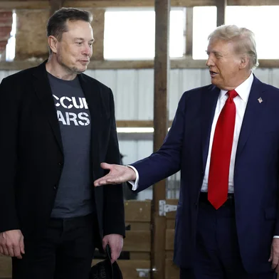 O presidente eleito dos EUA, Donald Trump, estende a mão para o bilionário Elon Musk.<!-- NICAID(15912768) -->
