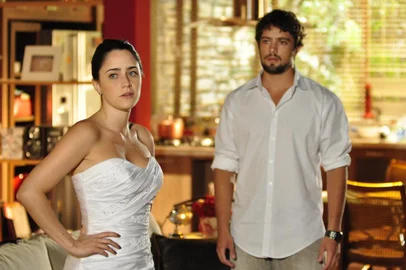 Rodrigo (Rafael Cardoso) diante de Ana (Fernanda Vasconcellos) vestida de noiva.Crédito: TV Globo / Estevam Avellar<!-- NICAID(7954804) -->