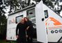 Casal de São Paulo viaja o país em trailer e estaciona em Cambará do Sul na espera pela neve