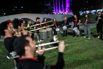 PORTO ALEGRE, RS, BRASIL, 14-10-2025:  Os projetos de cumbia no Rio Grande do Sul: Em um cenário musical diverso, os rimos latino-americanos ganharam espaço na capital e pontos do estado. Na cena de Porto Alegre, acompanhamos o ensaio Fanfarra Cumbiera Matapacos. Foto: Renan Mattos / Agência RBS<!-- NICAID(16146964) -->