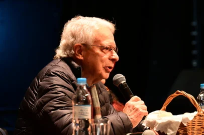 Frade, escritor e jornalista, Frei Betto, 78 anos, palestrou no UCS Teatro, em Caxias do Sul, a convite de sindicatos e movimentos sociais. Inicialmente, a palestra "Fomes do Brasil e esperanças de futuro" seria realizada no Colégio São José, mas mudou de lugar após abaixo-assinado de pais que argumentam que Frei Betto é "adepto da Teologia da Libertação e é militante de programas pastorais e sociais".<!-- NICAID(15456106) -->
