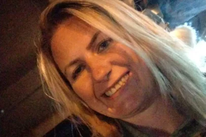 Josiane Levandoski dos Santos, 34 anos, foi morta a tiros em Caxias do SulJosiane Levandoski dos Santos, 34 anos, foi morta na noite de domingo (7) em Santa Lúcia do Piaí, no interior de Caxias do Sul, após buscar ajuda para socorrer o marido e o genro que haviam sido baleados meia hora antes em um bar que fica no distrito. A confusão começou por volta das 19h30min.<!-- NICAID(15422462) -->
