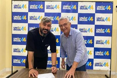 Douglas dos Santos assina ficha no UB