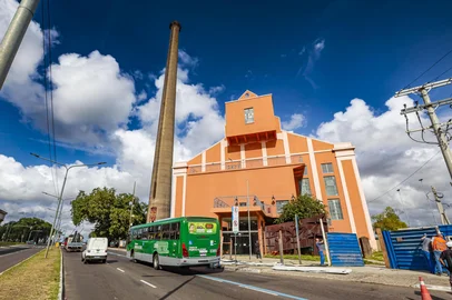 Na manhã desta terça-feira (25), foi iniciada a remoção dos tapumes da Usina do Gasômetro. Foto: Alex Rocha/PMPA/DivulgaçãoIndexador: Alex Rocha/PMPA<!-- NICAID(16002818) -->