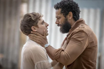 Kelvin (Diego Martins) e Ramiro (Amaury Lorenzo) se despedem em Terra e Paixão, da Globo.Indexador: PAULO BELOTE<!-- NICAID(15624359) -->