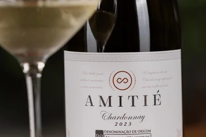 Está no mercado o primeiro rótulo com selo de Denominação de Origem (D.O.) Vale dos Vinhedos da Amitié. É um Chardonnay 2023 da vinícola de Garibaldi que tem à frente as empreendedoras Andreia Gentilini e Juciane Casagrande Doro. O valor da garrafa é de R$ 125. <!-- NICAID(16024165) -->