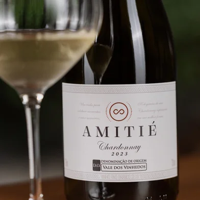 Está no mercado o primeiro rótulo com selo de Denominação de Origem (D.O.) Vale dos Vinhedos da Amitié. É um Chardonnay 2023 da vinícola de Garibaldi que tem à frente as empreendedoras Andreia Gentilini e Juciane Casagrande Doro. O valor da garrafa é de R$ 125. <!-- NICAID(16024165) -->