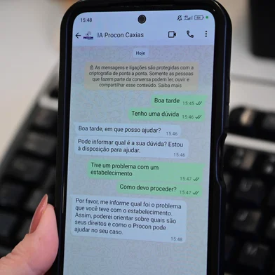 O Procon de Caxias do Sul passa a ter um sistema de atendimento por inteligência artificial (IA) a partir desta quinta-feira (18). O serviço está disponível através do WhatsApp (54) 99929-8190. A novidade busca agilizar a resolução de demandas dos consumidores, ampliar a disponibilidade de informações e oferecer um suporte acessível e dinâmico para toda a comunidade.<!-- NICAID(16127931) -->