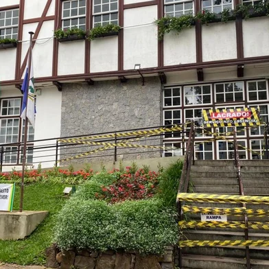 Neste domingo, em Nova Petrópolis, manifestantes usaram fitas e faixas para lacrar os acessos aos prédios da prefeitura e da Câmara de Vereadores. Na porta do Executivo foi colocada uma faixa com os dizeres "Serviço não essencial".Os manifestantes cobram a flexibilização do comércio e dos serviços não essenciais aos finais de semana.Como a região depende exclusivamente do turismo, os empresários afirmam que não possuem mais condições de manter as atividades. As faixas exibidas na manifestação também diziam: "Se traz o meu sustento então é essencial" e "Para nós todo trabalho é essencial".<!-- NICAID(14744819) -->