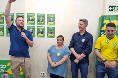 Candidata a vice-prefeita, Gladis Frizzo tem mal súbito e é internada em Caxias do Sul. Na foto, Gladis em ato de campanha com Mauricio Marcon e Mauricio Scalco<!-- NICAID(15896941) -->