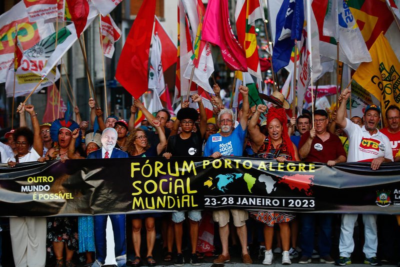 PORTO ALEGRE, RS - Concentração para marcha do Fórum Social Mundial em frente ao Paço Municipal.FOTO: Jonathan Heckler/Agência RBS<!-- NICAID(15331290) -->