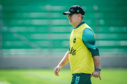 Treino do Juventude no Estádio Alfredo Jaconi, para confronto com o Fluminense. Na foto, o técnico Claudio Tencati.<!-- NICAID(16039166) -->