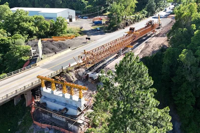 Com interdições na RS-122, lançamento das vigas da nova ponte sobre o Arroio Tega, em Caxias do Sul, inicia na segunda-feira<!-- NICAID(16181055) -->