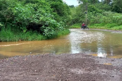 Após arroio transbordar, estrada que liga Cachoeirinha e Esteio deve ser liberada na próxima semana<!-- NICAID(15601092) -->