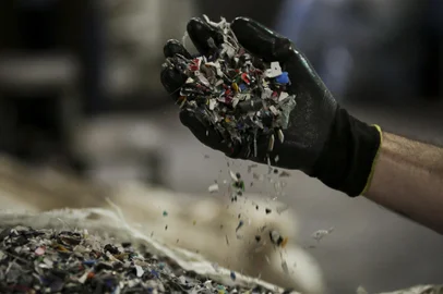 Dois Irmãos, RS, Brasil, 23-06-2023: Microplásticos resultantes da trituração na Cooperativa de Recicladores de Dois Irmãos. A usina de reciclagem do município é reconhecida nacionalmente pela separação de lixo. Foto: Mateus Bruxel / Agência RBS<!-- NICAID(15466027) -->