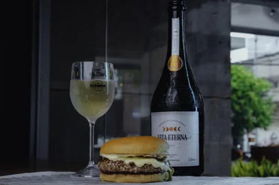 Coluna Sara Bodowsky , burguer com espumante , donna de 16 de novembro<!-- NICAID(15913849) -->