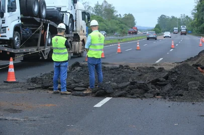 Porto Alegre, RS, Brasil, 18/11/2024 - Cratera entre os KMs 46 e 47 da Freeway - Foto: Ronaldo Bernardi/Agência RBS<!-- NICAID(15915655) -->