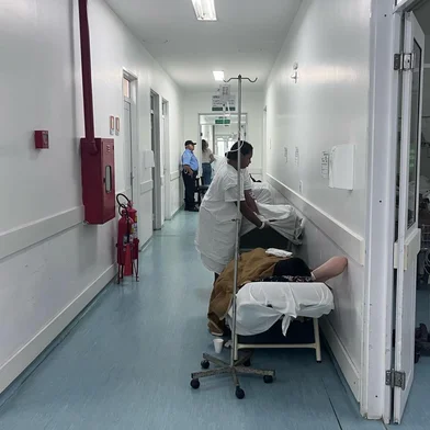 Com pacientes nos corredores, UPA Moacyr Scliar opera quatro vezes acima da capacidade em Porto Alegre<!-- NICAID(15990556) -->