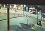 Ônibus foi jogado para dentro de agência bancária após impacto com carro, em Porto Alegre; veja vídeo