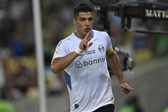 Gremio's forward Uruguayan Luis Suarez celebrates after scoring during the Brazilian Championship football match between Fluminense and Gremio at the Maracana Stadium in Rio de Janeiro, Brazil, on December 6, 2023. (Photo by MAURO PIMENTEL / AFP)Editoria: SPOLocal: Rio de JaneiroIndexador: MAURO PIMENTELSecao: soccerFonte: AFPFotógrafo: STF<!-- NICAID(15618788) -->