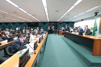 A Comissão de Constituição e Justiça (CCJ) da Câmara dos Deputados aprovou nesta quarta-feira (10), uma proposta de emenda à Constituição (PEC) que reduz a maioridade penal de 18 para 16 anos.<!-- NICAID(16303910) -->