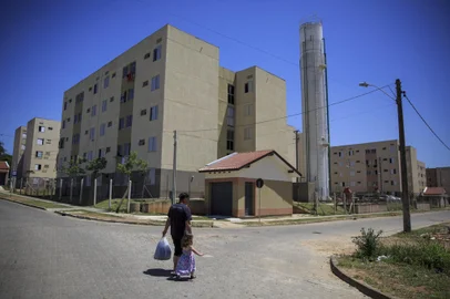 PORTO ALEGRE, RS, BRASIL - Visitamos moradores do loteamento Irmãos Maristas, na sua grande maioria, reassentados da Vila Nazaré, que ladeava o Aeroporto Salgado Filho. FOTO: JEFFERSON BOTEGA / AGÊNCIA RBSIndexador: Jeff Botega<!-- NICAID(14926249) -->