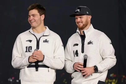 Quarterbacks Sam Darnold e Drake Maye no Super Bowl<!-- NICAID(16218751) -->