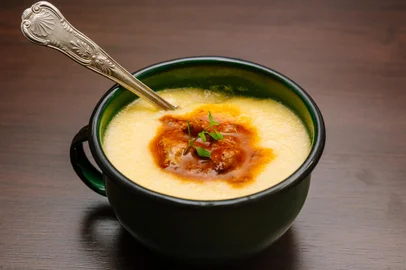 PORTO ALEGRE, RS, BRASIL, 25/05/2017 : Destemperados - Receitas para começar o inverno com o pé direito: risoto de abóbora e charque, polenta mole com molho vermelho de moela, filé wellington, sopa de moranga com gengibre e curry, nhoque de aipim com ragu de linguiça e suflê de chocolate  (Omar Freitas/Agência RBS)Indexador: Omar Freitas<!-- NICAID(12990628) -->