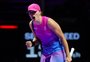 Swiatek sofre, mas supera Krejcikova no retorno às quadras; Gauff domina Pegula