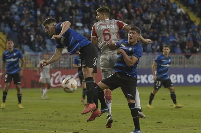 Huachipato's defender Benjamin Gazzolo (L) and Estudiantes's defender Federico Fernandez (C) fight for the ball during the Copa Libertadores group stage first leg football match between Chile's Huachipato and Argentina's Estudiantes de La Plata at the Huachipato Stadium in Talcahuano, Chile, on April 3, 2024. (Photo by Guillermo SALGADO / AFP)<!-- NICAID(15724861) -->