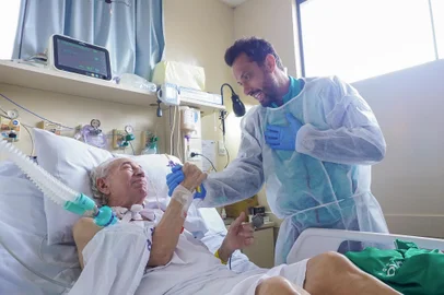 Meia Nenê fez visita no Hospital Pompeia ao Seu José Zari Bueno, torcedor jaconero que mobilizou a papada com uma mensagem divulgada pelas redes sociais.Indexador: fer0alves<!-- NICAID(15910126) -->