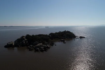 Porto Alegre, RS, Brasil - Roteiro turistico de barco até a Ilha das Pedras Brancas, a ilha do presídio.Fotos Jonathan Heckler/Agencia RBSAcompanhamos uma expedição da BarcoTur, empresa de turismo náutico, até a Ilha do Presídio, onde um guia faz um tour contando a história do local.<!-- NICAID(15502576) -->