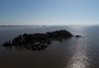 Visual deslumbrante e estrutura abandonada: como é o passeio de barco até a Ilha das Pedras Brancas, também conhecida como do Presídio