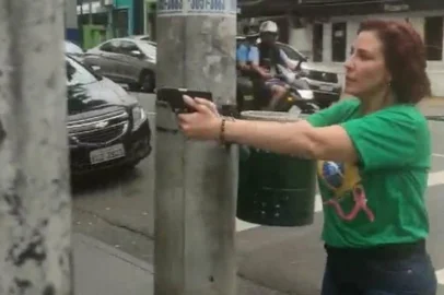 Carla Zambelli aponta uma arma a uma pessoa em SP<!-- NICAID(15249694) -->