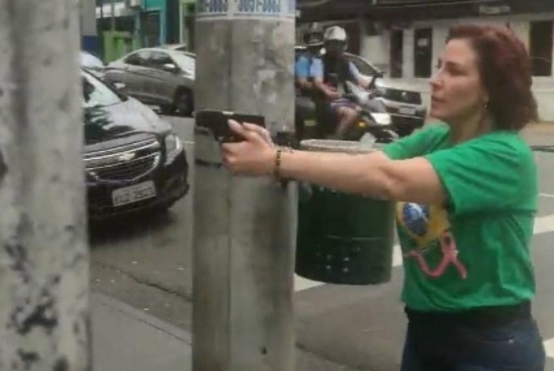 Carla Zambelli aponta uma arma a uma pessoa em SP<!-- NICAID(15249694) -->
