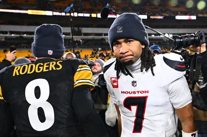 JOE SARGENT / GETTY IMAGES NORTH AMERICA via AFP PITTSBURGH, PENNSYLVANIA - JANUARY 12: (L-R) Aaron Rodgers #8 of the Pittsburgh Steelers and C.J. Stroud #7 of the Houston Texans shake hands after an NFL wild card playoff game at Acrisure Stadium on January 12, 2026 in Pittsburgh, Pennsylvania. Joe Sargent/Getty Images/AFP (Photo by Joe Sargent / GETTY IMAGES NORTH AMERICA / Getty Images via AFP)<!-- NICAID(16203069) -->