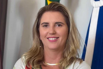 A Polícia Federal deflagrou na manhã desta sexta-feira (24) uma operação contra os crimes de corrupção eleitoral e falsidade ideológica eleitoral (caixa 2). As suspeitas estão relacionadas às eleições de 2024 no Vale do Taquari. A coluna apurou que um dos alvos é a atual prefeita de Estrela, Carine Schwingel (União Brasil). São cumpridos 13 mandados de busca e apreensão, inclusive em domicílios ligados a ela.<!-- NICAID(16271986) -->