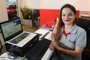 CAXIAS DO SUL, RS, BRASIL, 28/04/2022. Karine Angeli, 32 anos, foi contratada para vaga de recepcionista na empresa HyvaSul pela plataforma de empregos da CDL. (Bruno Todeschini/Agência RBS)<!-- NICAID(15080958) -->