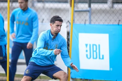 RS - FUTEBOL/ TREINO GREMIO 2025 - ESPORTES - Jogadores do Gremio realizam treino tÃ©cnico durante a manha desta sexta-feira, no CT Luiz Carvalho, na preparaÃ§Ã£o para a partida valida pelo Campeonato Brasileiro 2025. FOTO: LUCAS UEBEL/GREMIO FBPA<!-- NICAID(16080603) -->