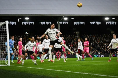 Fulham's Serbian midfielder #20 Sasa Lukic (C) heads the ball to clear it during the English Premier League football match between Fulham and Ipswich Town at Craven Cottage in London on January 5, 2025. (Photo by Ben STANSALL / AFP) / RESTRICTED TO EDITORIAL USE. No use with unauthorized audio, video, data, fixture lists, club/league logos or 'live' services. Online in-match use limited to 120 images. An additional 40 images may be used in extra time. No video emulation. Social media in-match use limited to 120 images. An additional 40 images may be used in extra time. No use in betting publications, games or single club/league/player publications. / <!-- NICAID(15951113) -->