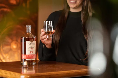 A Union Distillery está lançando o Pure Malt Whisky Extraturfado Sherry Cask Finish. O sexto rótulo da linha Autograph é apresentado no período em que os aromas da turfa podem ser sentidos por todos que visitarem a destilaria no Vale dos Vinhedos em Bento Gonçalves. <!-- NICAID(15468250) -->