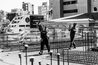 Os trabalhadores que ergueram o Residencial Bosco Esposizione, em Caxias, receberam uma bonita homenagem. A rotina dos operários foi registrada pelo fotógrafo Fabiano Knopp e agora está registrada no livro Mãos na Obras com textos da escritora Maya Falks. <!-- NICAID(16065467) -->
