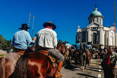 Santuário de Nossa Senhora de Caravaggio / Divulgação Cavalarianos e carros antigos são as pré-romarias ao Santuário de Caravaggio que ocorrem neste sábado, em Farroupilha. Foto de 2025.<!-- NICAID(16281161) -->