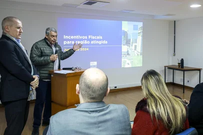 O prefeito Sebastião Melo e o vice-prefeito Ricardo Gomes conduziram  eunião com representantes de entidades empresariais. <!-- NICAID(15798914) -->