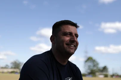 GRAVATAÍ, RS, BRASIL, 27-10-2025: 20 anos da Batalha dos Aflitos. Retratos do goleiro e um dos heróis do Grêmio em 2005, Rodrigo Galatto. Foto: Renan Mattos / Agência RBS<!-- NICAID(16155786) -->