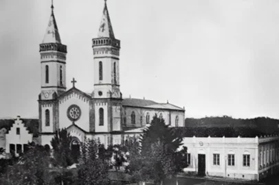 Igreja de Santo Antônio e Intendência de Estrela em 1900<!-- NICAID(16283367) -->