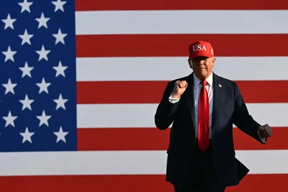 US President Donald Trump gestures as he steps on stage to deliver remarks at the Salute to America Celebration at the Iowa State Fairgrounds in Des Moines on July 3, 2025. (Photo by ANDREW CABALLERO-REYNOLDS / AFP)<!-- NICAID(16076629) -->