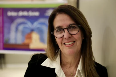 PORTO ALEGRE, RS, BRASIL, 22-07-2025: A escritora e cronista Martha Medeiros é anunciada como a patrona da 71ª Feira do Livro de Porto Alegre, que acontecerá na Praça da Alfândega. Esta será a primeira vez que ela ocupará o posto máximo do evento literário mais tradicional da capital gaúcha. Foto: Jefferson Botega/Agência RBSIndexador: jeff botega<!-- NICAID(16085331) -->