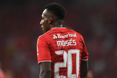 Moisés, lateral do Inter, no Gre-Nal<!-- NICAID(15038468) -->